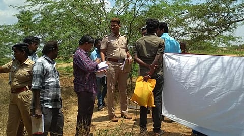 புதைக்கப்பட்ட இடத்திலேயே சடலத்தைத் தோண்டியெடுத்து பிரேதப் பரிசோதனை.