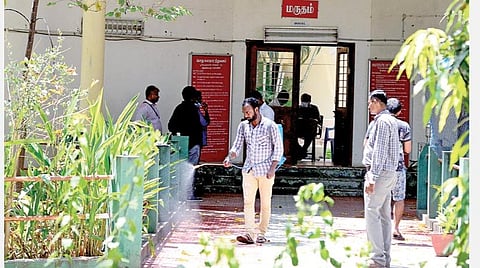 கோவிட்-19 வைரஸ் முன்னெச்சரிக்கை நடவடிக்கையாக சென்னையை அடுத்த பூந்தமல்லியில் உள்ள பொது சுகாதார நிறுவனம் சிறப்பு முகாமாக மாற்றப்பட்டுள்ளது. முகாமுக்கு வெளியே கிருமிநாசினி தெளிக்கும் பணியில் ஈடுபட்டுள்ள மாநகராட்சி ஊழியர். படம்: பு.க.பிரவீன்