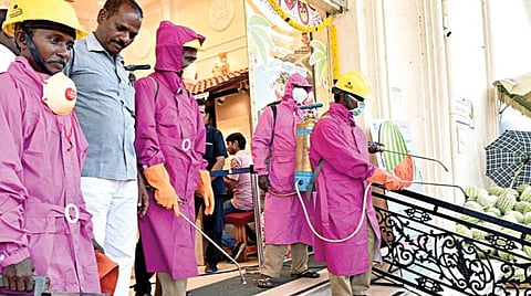 சென்னை குரோம்பேட்டையில் உள்ள வணிக வளாகம் ஒன்றில் கிருமிநாசினி தெளிக்கும் பல்லாவரம் நகராட்சி ஊழியர்கள்.