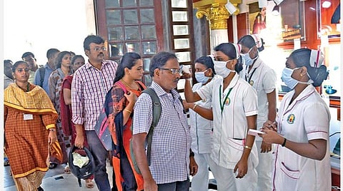 கோவிட் - 19 வைரஸைக் கட்டுப்படுத்தும் முன்னெச்சரிக்கை நடவடிக்கையாக, சென்னை தலைமைச் செயலகப் பணியாளர்கள் அனைவரும் மருத்துவ சோதனைக்குப் பின்னரே அலுவலகத்துக்குள் நேற்று அனுமதிக்கப்பட்டனர். அதேபோல், தலைமைச் செயலக வளாகத்துக்குள் வரும் அனைத்து வாகனங்களுக்கும் கிருமிநாசினி தெளிக்கப்பட்டது. படங்கள்: ம.பிரபு