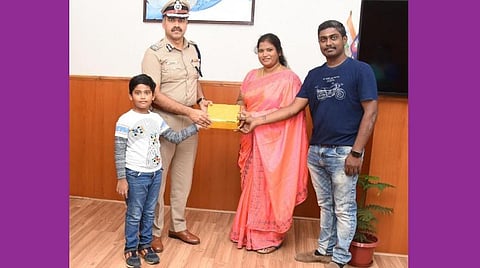 நகை பறித்த திருடனை தீரமுடன் விரட்டிச் சென்று பிடித்த இல்லத்தரசி: கூடுதல் ஆணையர் பாராட்டு
