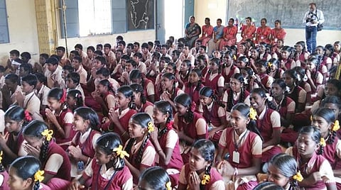 உ.பி. அரசின் அறிவிப்பு போல் தமிழகத்திலும் 9-ம் வகுப்பு வரை தேர்ச்சி பெற்றதாக அறிவிக்க வேண்டும்: பட்டதாரி ஆசிரியர் கூட்டமைப்பு கோரிக்கை