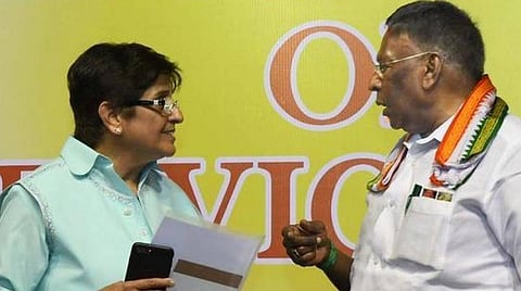 புதுச்சேரி அரசியலில் தீராத குழப்பம்; கரோனா அச்சுறுத்தல் நடுவிலும் ஆளுநர் - முதல்வர் மோதல்: யாருக்கு அதிகாரம் என்று இருவரும் வாக்குவாதம்