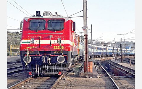 கரோனா வைரஸ் அச்சத்தால் பயணத்தை தவிர்க்கும் மக்கள்; 155-க்கும் அதிகமான ரயில்கள் ரத்து: முழு கட்டணத் தொகையும் திருப்பி அளிக்கப்படும்