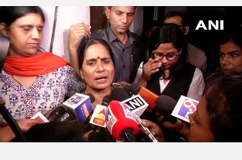 நிர்பயாவின் தாயார் ஆஷாதேவி நிருபர்களுக்குப்பேட்டி அளித்த காட்சி : படம் ஏஎன்ஐ
