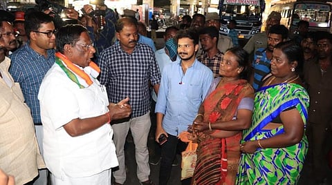 கரோனா வைரஸ் குறித்து பொதுமக்களிடம் அறிவுறுத்தும் புதுச்சேரி முதல்வர் நாராயணசாமி.