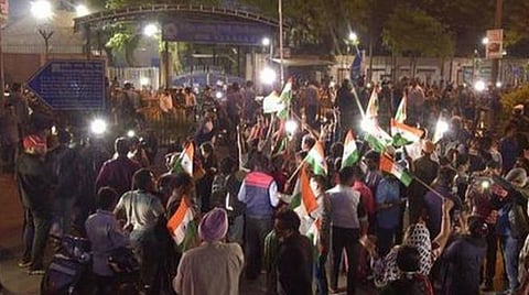 நிர்பயா குற்றவாளிகளை தூக்கிலிடும் சமயத்தில் திஹார் சிறை வாசலில் மக்கள்.