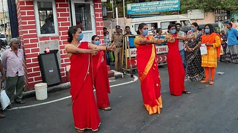 விஜய் பாடலுக்கு நடனமாடி கரோனா விழிப்புணர்வு ஏற்படுத்திய திருநங்கைகள்