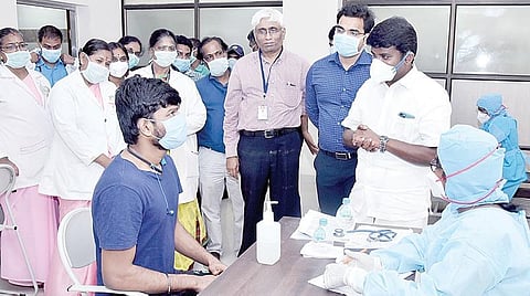 சென்னை ராஜீவ்காந்தி அரசு பொது மருத்துவமனையில் அமைக்கப்பட்டுள்ள கரோனா வைரஸ் நோய் தடுப்பு நடவடிக்கை பணிகளை தமிழக சுகாதாரத் துறை அமைச்சர் சி.விஜயபாஸ்கர் நேற்று பார்வையிட்டு ஆய்வு செய்தார். உடன் தேசிய நலவாழ்வு குழும இயக்குநர் செந்தில்ராஜ் மற்றும் உயர் அலுவலர்கள்.