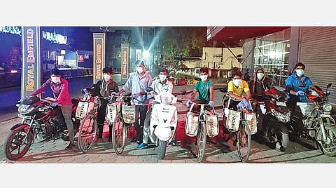 கையுறைகள், முகக் கவசங்களுடன் நாளிதழ் விநியோகத்துக்குத் தயாராகும் `இந்து தமிழ்' முகவர்கள்.
