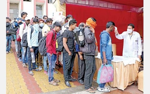 இத்தாலியில் இருந்து தாயகம் திரும்பிய இந்தியர்களுக்கு டெல்லியின் சாவ்லா பகுதியில் உள்ள இந்தோ - திபெத் எல்லைக் காவல் படை முகாமில் பரிசோதனை நடத்தும் மருத்துவர். மியான்மரின் யாங்கூனில் கரோனா வைரஸ் தடுப்பு நிகழ்ச்சியின் ஒரு பகுதியாக, நகர வளர்ச்சிக் குழுவைச் சேர்ந்த ஒருவர் இளம் புத்த துறவிகளுக்கு நேற்று சோதனை செய்தார்.படங்கள்: பிடிஐகரோனா அச்சுறுத்தலின் காரணமாக ஜம்முவுக்கு வரும் ரயில் பயணிகளுக்கு காய்ச்சல் அறிகுறி இருக்கிறதா என பரிசோதித்து அனுப்பும் சுகாதார ஊழியர்கள்.