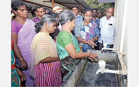 கீழச்சேரி கிராமம், கோவிந்தம்மேடில் உள்ள முதியோர் இல்லத்தில் கரோனா வைரஸ் தடுப்பு நடவடிக்கையையொட்டி, நேற்று ஆட்சியர் மகேஸ்வரி இல்லவாசிகளோடு சேர்ந்து சோப்பு போட்டு கைகளை கழுவி ஆய்வு செய்தார்.
