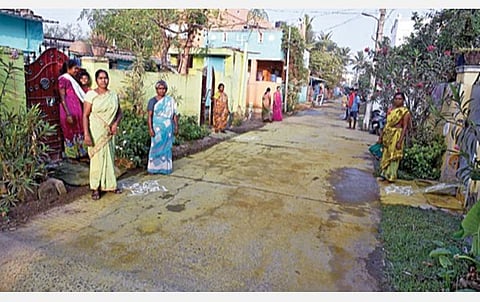 தாம்பரம் அருகே முடிச்சூர் பகுதியில் தெருக்களில் மஞ்சள் தெளித்து கோலமிட்ட பெண்கள்.