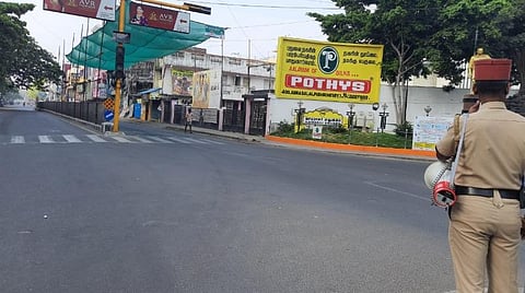 ஊரடங்கு காரணமாக பாதுகாப்புப் பணியில் ஈடுபட்டிருக்கும் போலீஸ்.