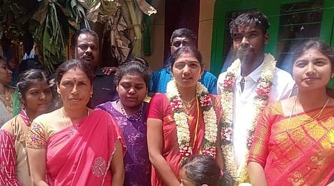 எளிமையாக திருமணம் செய்துகொண்ட தம்பதி.