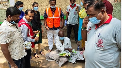 மக்கள் ஊரடங்கால் முடங்கிய மதுரை: ஆதரவற்றோரை தேடி உணவு வழங்கிய செஞ்சிலுவை சங்கம்
