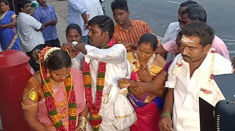 சாலையோரத்தில் நின்று தாலி கட்டிய மணமகன்