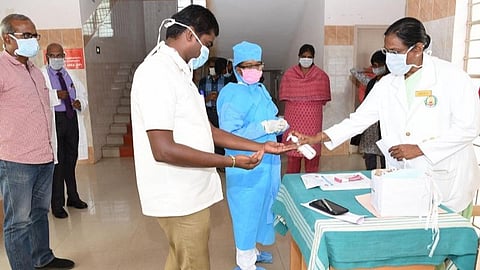 தேனி அரசு மருத்துவக்கல்லூரியில் கரோனா வைரஸ்முன்னெச்சரிக்கை நடவடிக்கையாக மாதிரி ஒத்திகை நிகழ்ச்சியை ஆட்சியர் ம.பல்லவிபல்தேவ் பார்வையிட்டார்.