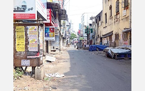 மக்கள் ஊரடங்கு காரணமாக அண்ணாசாலை, ரிச்சி தெருவில் நேற்று மூடப்பட்டிருந்த கடைகள்.