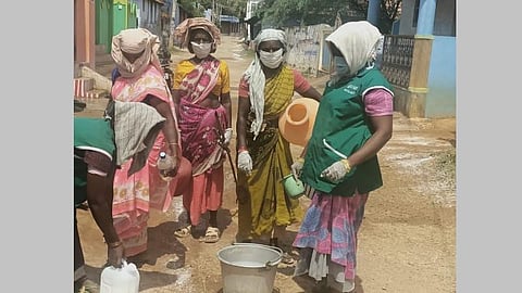 கரோனா கண்காணிப்பில் விமானநிலையத்தில் கோட்டை விடும் சுகாதாரத்துறை: நெல்லை இளைஞர் சென்றுவந்த இடங்களைத் தேடி அலையும் அதிகாரிகள்