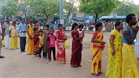 கோயில் நடை சாத்தப்பட்டிருந்தும் ஸ்ரீவில்லிபுத்தூர் பெரிய மாரியம்மன் கோயிலில் திரண்ட 10,000-க்கும் மேற்பட்டோர்
