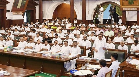 சட்டப்பேரவையில் முதல்வர் பழனிசாமி பேசுகிறார்.