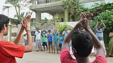 தனிமைப்படுத்தலுக்காக நடத்தப்பட்ட சுய ஊரடங்கில் ஆர்வமிகுதியால் ‘ஒரே இடத்தில்’ கூடி கைதட்டிய மக்கள்