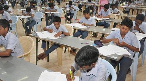 11-ம் வகுப்பு பொதுத்தேர்வு ஒத்திவைப்பு: அரசு அறிவிப்பு