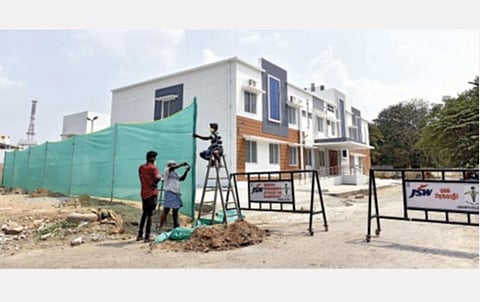 சேலம் அரசு மோகன் குமாரமங்கலம் மருத்துவக் கல்லூரி மருத்துவமனையில் கரோனா வைரஸ் சிகிச்சைக்கான சிறப்பு வார்டு அமைக்கப்பட்டுள்ளது. இக்கட்டிடத்தை சுற்றி தடுப்புகள் அமைக்கும் பணி நடந்து வருகிறது. படம்: எஸ்.குரு பிரசாத்