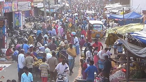 காய்கறி சந்தையில் அலைமோதிய மக்கள் கூட்டம்