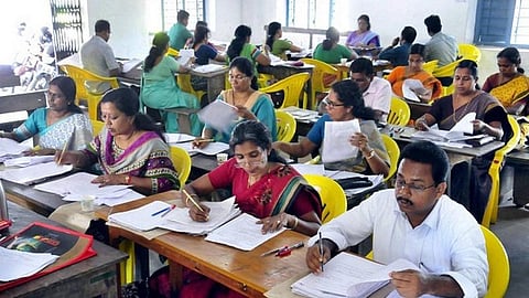 கரோனா வைரஸ் தடுப்பு நடவடிக்கை: பிளஸ் 1, பிளஸ் 2 விடைத்தாள் மதிப்பீட்டுப் பணிகள் ஏப்ரல் 7-ல் தொடக்கம்- அரசு தேர்வுத்துறை சுற்றறிக்கை