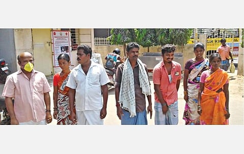 நாமக்கல் அரசு மருத்துவமனைக்கு காய்ச்சல் பரிசோதனைக்காக அழைத்து வரப்பட்ட மாரப்பநாயக்கன்பட்டி அத்தியப்பம்பாளையம் கிராம மக்கள். படம்: கி. பார்த்திபன்.