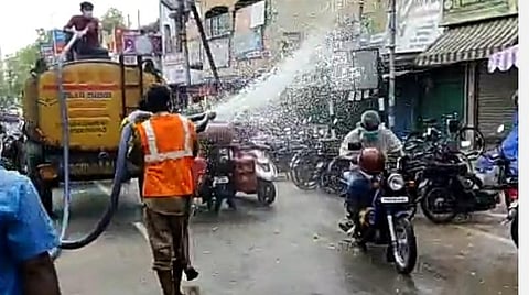 பொதுமக்கள் மீது கிருமி நாசினி தெளித்து விரட்டல்: ஊரடங்கு உத்தரவை மீறியதால் நடவடிக்கை