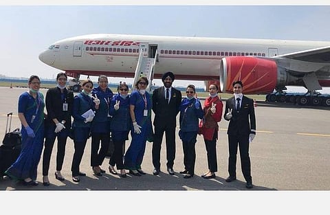 ஏர் இந்தியா இத்தாலி மீட்பு குழு. வலதிலிருந்து 4வதாக உள்ளார் முன்னாள் கிரிக்கெட் வீரர் சுக்வீந்தர் சிங்.