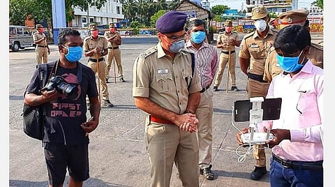 ஆளில்லாத விமானத்தை இயக்கி, கண்காணிக்கும் எஸ்.பி ஸ்ரீநாத்