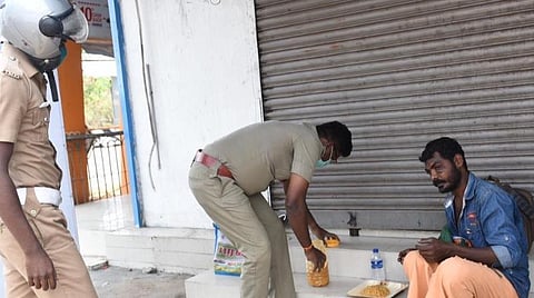 வீடற்றவர்களுக்கு உணவு வழங்கும் தீயணைப்புத் துறையினர்