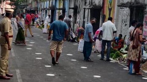 காய்கறி வாங்க இடைவெளி விட்டு நிற்கும் பொதுமக்கள்