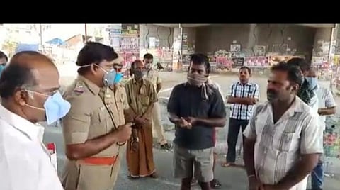 சாலையில் சுற்றியவர்களுக்கு போலீஸார் நூதன தண்டனை