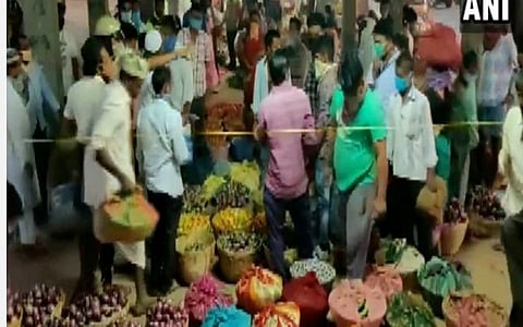 கர்நாடக மாநிலச் சந்தை ஒன்றில் சமூக இடைவெளி பின்பற்றாமல் மக்கள் கூட்டமாக வந்து அத்தியாவசியப் பொருட்கள் வாங்கிச் செல்லும் காட்சி.