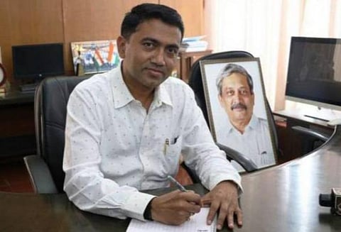 கோவாவில் சாலையில் செல்பவரை மடக்கும் சிஆர்பிஎஃப் படை வீரர்கள்.