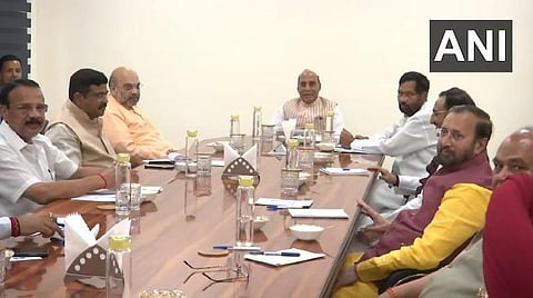 கரோனா தடுப்பு; ராஜ்நாத் சிங் தலைமையில் மத்திய அமைச்சர்கள் ஆலோசனை