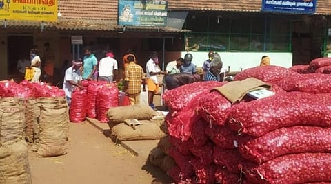 அதிகாரிகளின் அலட்சியம்: ஒட்டன்சத்திரம் மார்க்கெட்டால் திண்டுக்கல்லில் கரோனா பரவும் அபாயம்- கேரளாவிற்கு லாரிகள் சென்று வருவதால் மக்கள் அச்சம்
