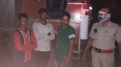 ட்விட்டர் மூலம் உணவு வழங்குமாறு உதவி கேட்ட வடமாநில இளைஞர்கள்: ‘கூகுள் லொக்கேஷன்’ மூலம் இருப்பிடத்தைக் கண்டறிந்து உதவிய கோவை மாநகர போலீஸார்