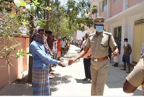 உணவில்லாமல் தவிக்கும் ஆதரவற்றோர்: 1,000 பேருக்கு உதவும் பணியில் கோவை மாநகரக் காவல்துறையினர் தீவிரம்