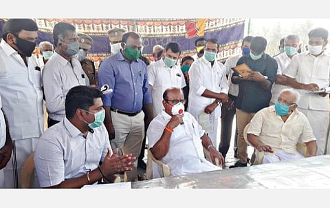 கேரளாவுக்கு உணவு பொருள் கொண்டு செல்ல அனுமதி தேவை: தமிழக சட்டப்பேரவை துணைத் தலைவரிடம் கேரள அமைச்சர் வலியுறுத்தல்