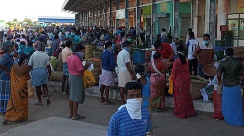 நெருக்கடியை சமாளிக்க புதிய பேருந்து நிலையத்துக்கு மாற்றப்பட்ட கோவில்பட்டி தினசரி சந்தை: மக்கள் அலட்சியத்தால் கேள்விக்குறியான சமூக இடைவெளி