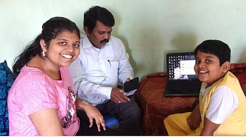 மகள் லீலா மது ரித்தா, மகன் சத்யஜித் ஆகியோருடன் தலைமை ஆசிரியர் சரவணன்.