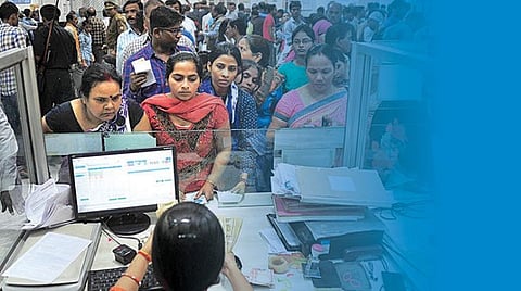 பயனாளிகளின் வீடுகளில் பணம் சேர்க்கப்பட வேண்டும்