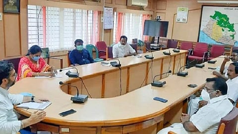 குமரியில் கரோனா கண்காணிப்பைத் தீவிரப்படுத்த மாவட்ட ஆட்சியரிடம் திமுக, காங்., எம்எல்ஏ.,க்கள் வலியுறுத்தல்