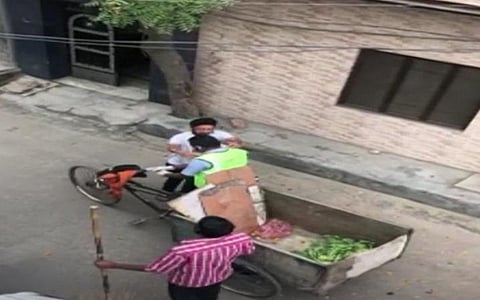 துப்புரவுத் தொழிலாளருக்கு பஞ்சாப் மாநிலத்தின் நாபா நகரவாசி ஒருவர் ரூபாய் நோட்டு மாலை அணிவிக்கும் காட்சி.| படம்: ட்விட்டர்.